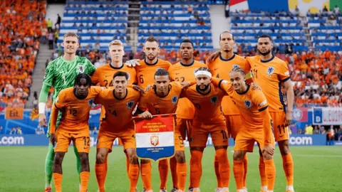 切尔西力克南安普顿，登顶英超积分榜，热刺曼城恐面临连续三负困境！